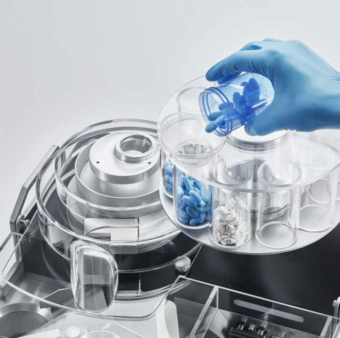 Teljesen automata tabletta teszter, többféle fizikai vizsgálatra (a kép: SOTAX AG)